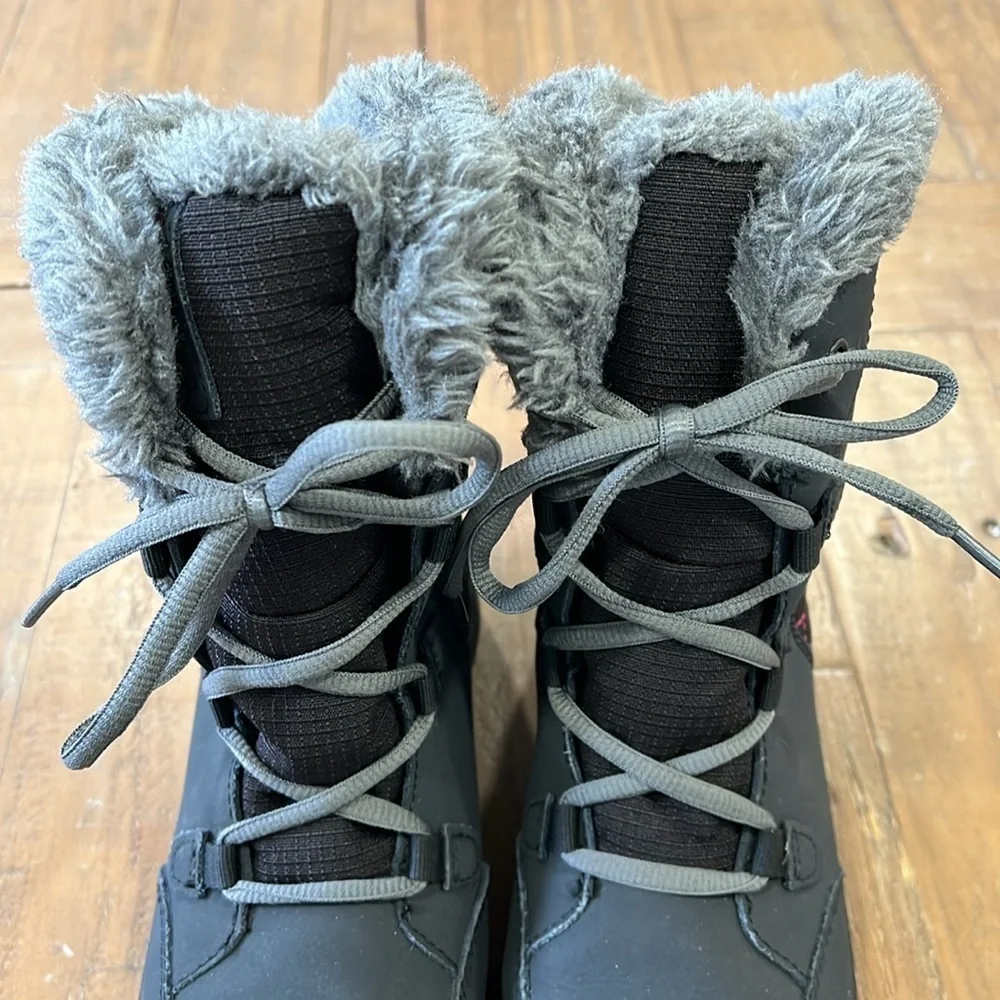 Columbia lace up